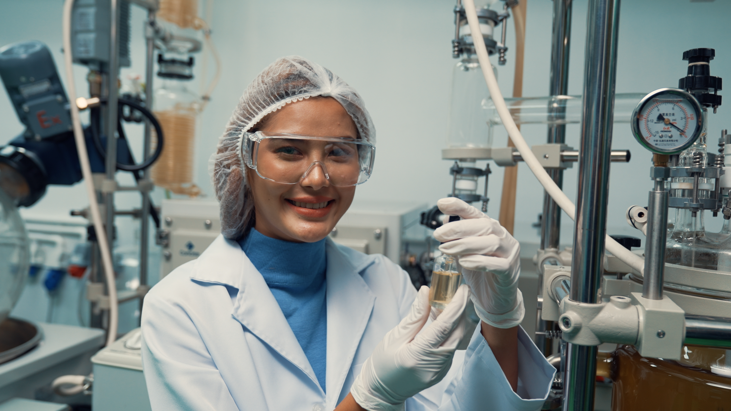 Une femme dans un laboratoire qui fait de l'huile de CBD