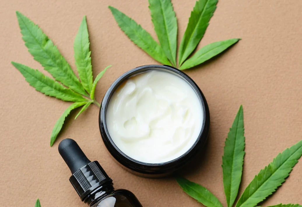 Pot cosmétique contenant une crème hydratante CBD Bio